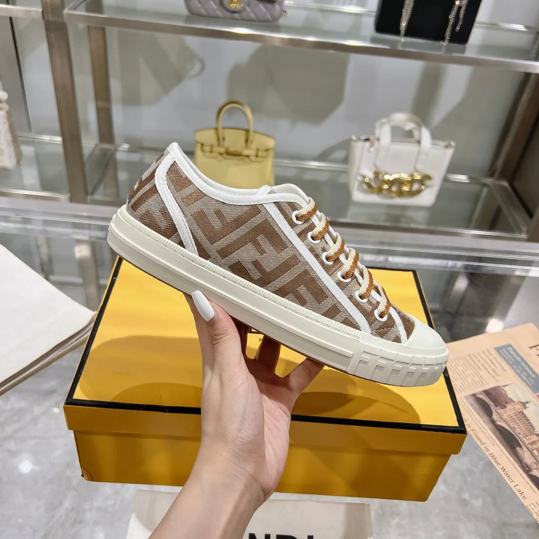 Couple style 💰460❤️Fendi Fendi's latest couple canvas shoes ❑ Fabric: Original customized imported jacquard canvas material ❑ Inner lining: Imported canvas material ❑ Sole: Original molded non-slip TPU outsole ❑ Bottom thickness: 2.5cm ❑ Size: Women's 35-40/Men's 39-45